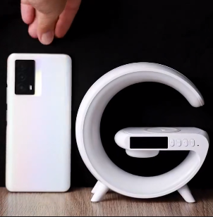 Luminária "Pequena" RGB com caixa de som e despertador